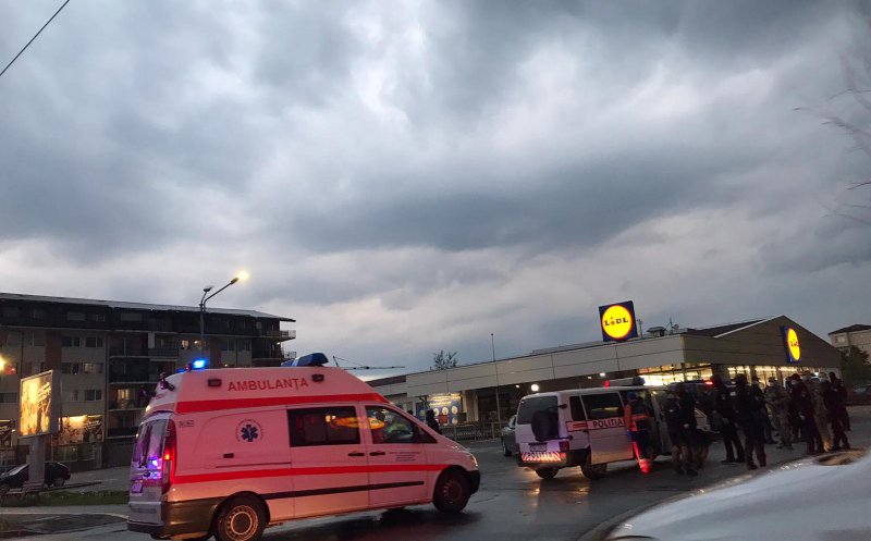Vestul sălbatic a ajuns şi la Baia Mare. Bătaie cu săbii și cuțite în parcarea unui supermarket