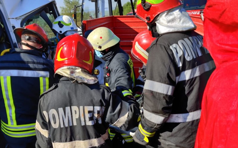Accident cu răniți la Cluj. Impact între un microbuz cu persoane și un tractor
