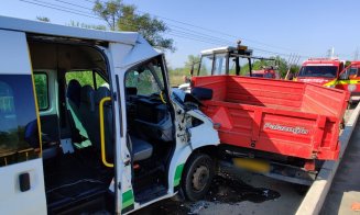 Accident cu răniţi la Cluj. Implicate, un microbuz cu persoane și un tractor