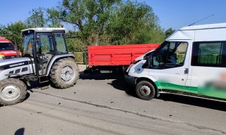 Accident cu răniţi la Cluj. Implicate, un microbuz cu persoane și un tractor