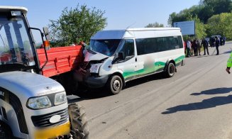 Accident cu răniți la Cluj. Impact între un microbuz cu persoane și un tractor