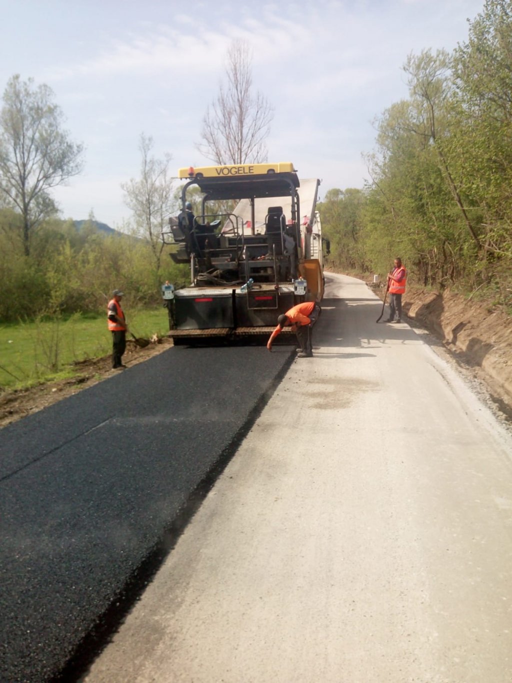 A fost finalizată asfaltarea pe un drum judeţean de la limita cu Sălajul
