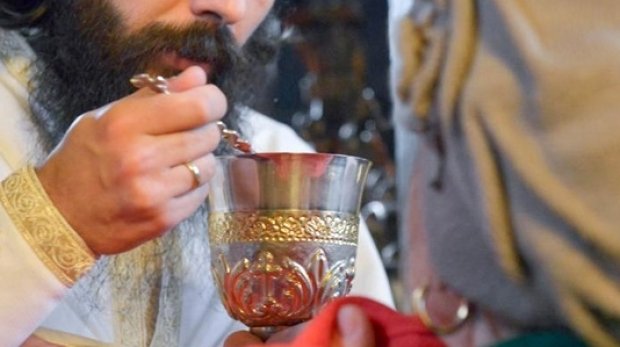 BOR refuză lingurița de plastic și suspendă împărtășania până la consultarea cu alte biserici ortodoxe