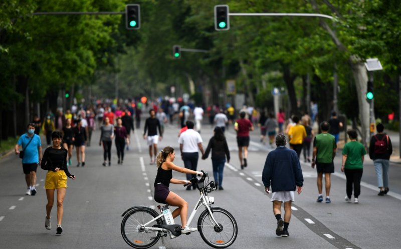 Fără distanţare socială ar fi de 35 de ori mai multe cazuri de Covid-19