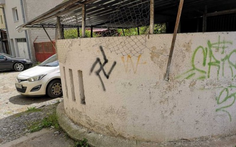 Zvastica şi mesaje de extremă dreapta desenate pe pereţii mai multor blocuri din Cluj. Poliţia a deschis dosar penal