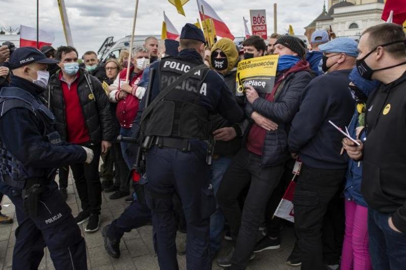 "Virusul protestelor" la adresa restricțiilor instituite de autorități pe timp de pandemie se răspândeşte rapid în Europa