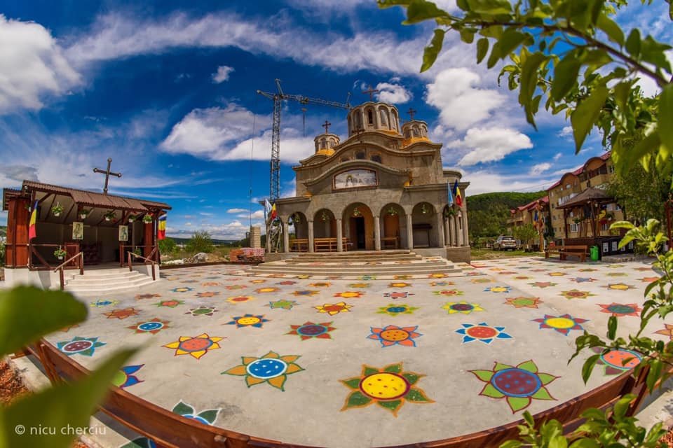 Curtea unei biserici din Florești ”marcată” cu flori pentru a respecta distanța socială între enoriași