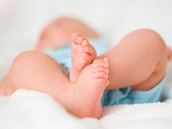Cazul unui bebeluş care s-a născut infectat cu noul coronavirus
