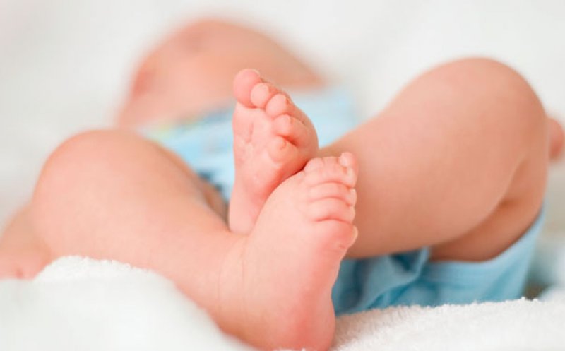 Cazul unui bebeluş care s-a născut infectat cu noul coronavirus