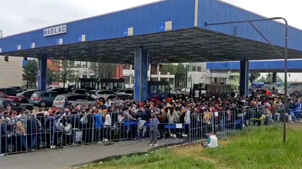 Graniţa româno-ungară poate fi traversată din această dimineaţă prin zece puncte de trecere, 24 de ore din 24