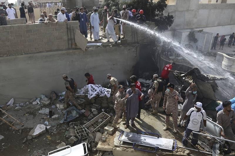 Există doi supravieţuitori ai accidentului aviatic din Pakistan
