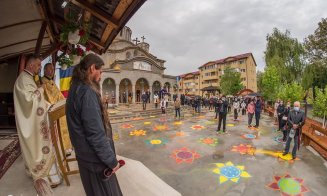 Cum a arătat slujba cu credincioşi la biserica din Floreşti cu flori pictate în curte pentru distanţare socială