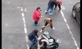 Scene incredibile în Mărăşti! Femeie cu handicap, bătută și răsturnată dintr-un scaun cu rotile