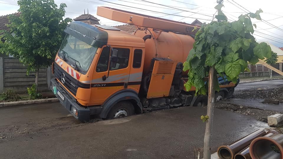 Vidanjera „scufundată” în șosea, la Câmpia Turzii