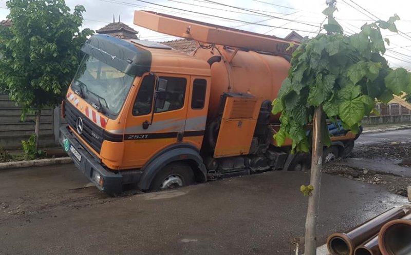 Vidanjera „scufundată” în șosea, la Câmpia Turzii