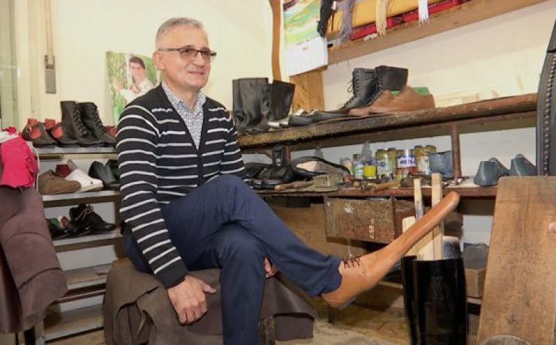 Pantofi de ”distanţare socială” făcuți lângă Cluj