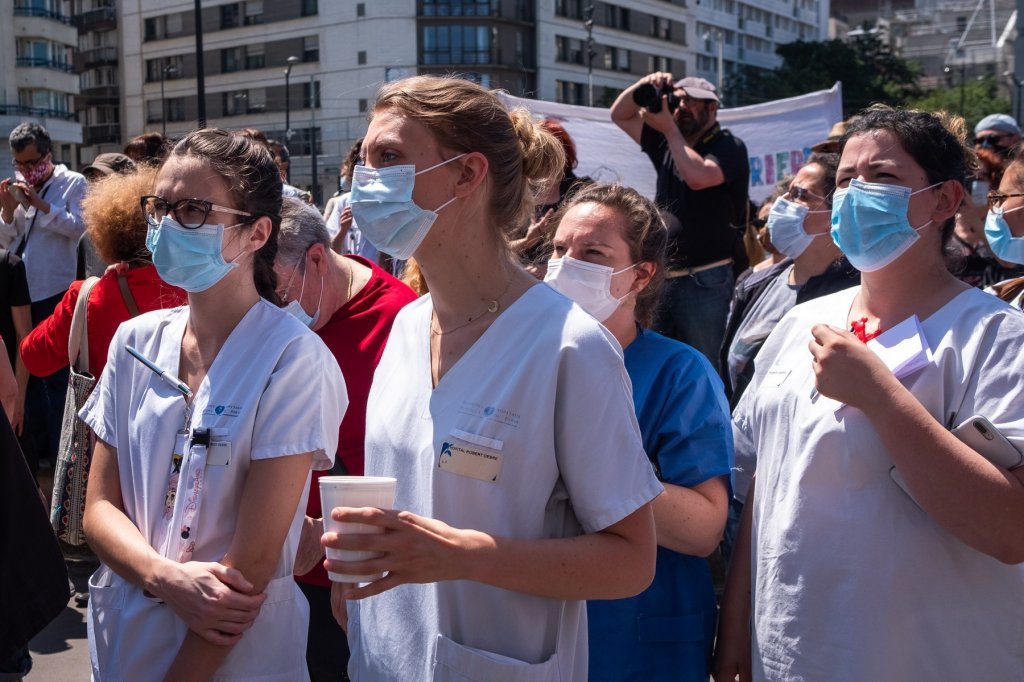 Protest al medicilor din Franţa: „Vrem bani, nu medalii”