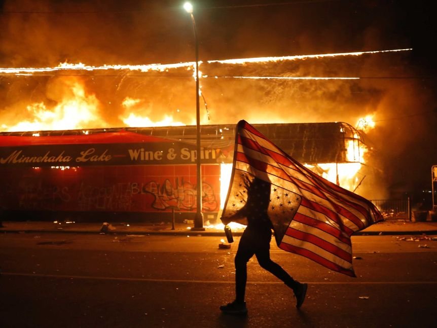 Manifestaţiile violente din SUA au dus la instituirea interdicţiei de a circula pe timpul nopţii în mai multe oraşe