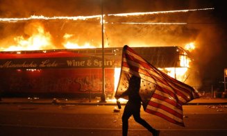 Manifestaţiile violente din SUA au dus la instituirea interdicţiei de a circula pe timpul nopţii în mai multe oraşe