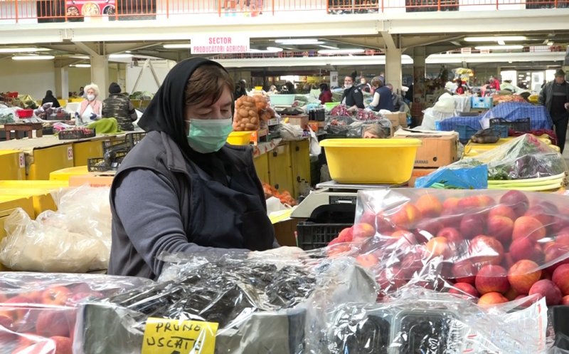 Vânzătorii din pieţe spun că se asfixiază cu masca de protecţie timp de 10 ore la muncă