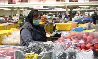 Vânzătorii din pieţe spun că se asfixiază cu masca de protecţie timp de 10 ore la muncă