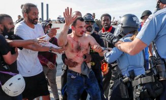 Un camion a forţat trecerea printre miile de manifestanţi din Minneapolis. Şoferul a fost arestat