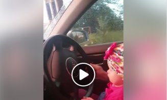 Un şofer clujean s-a jucat cu viaţa fetiţei sale de câteva luni. I-a pus volanul în mână şi a filmat gestul inconştient