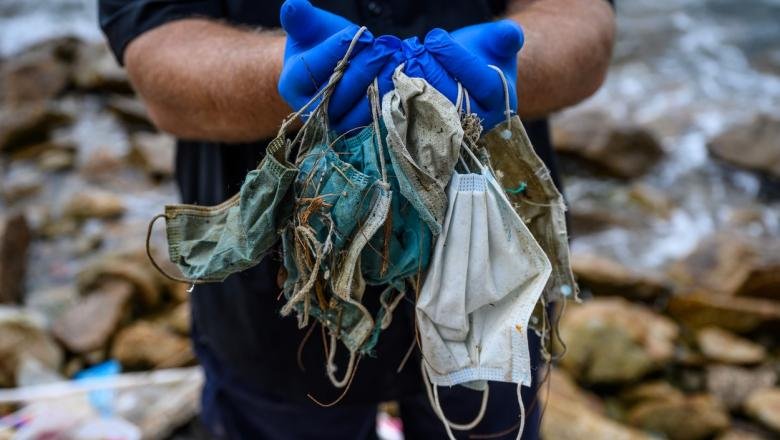 Efectul COVID-19 asupra mediului: plajele și apa mării, "sufocate" de măști de protecție folosite