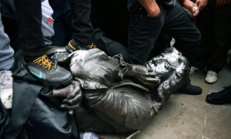 Participanţii la un protest antirasial din Bristol au dărâmat o statuie a unui cunoscut negustor de sclavi