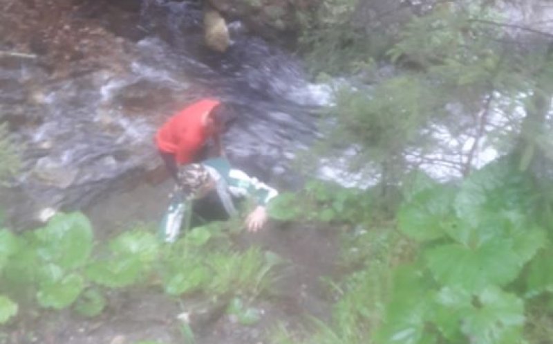 Turist inconștient, căzut  în Cascada Valul Miresei. Salvamont : „Nu vă mai puneţi viaţa în pericol pentru o poză"
