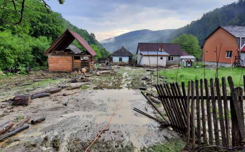 Atenționarea de vreme rea, prelungită. O localitate din Cluj, afectată de inundații