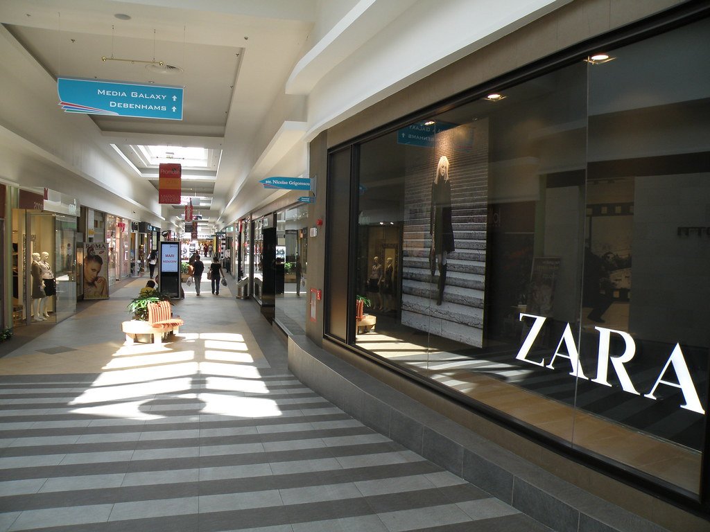 Proprietarul Zara închide 1.200 de magazine