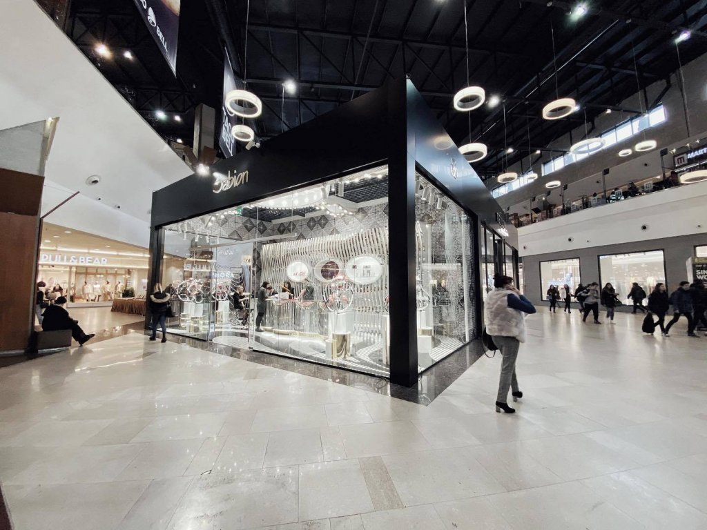 Ce ne spun telefoanele mobile: clujenii încep să revină în zonele comerciale