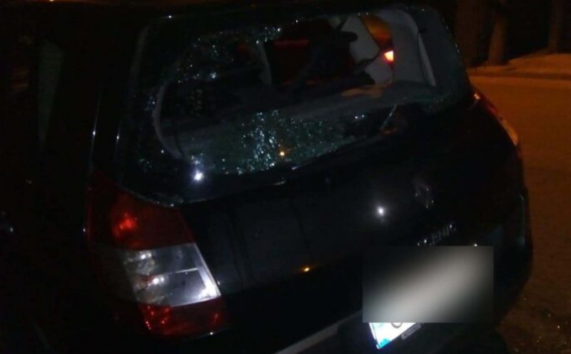 Cluj: Un bărbat a distrus cel puțin 10 mașini azi noapte în Dej, cu un bolovan
