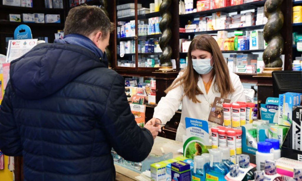 Cabinetele medicale şi farmaciile ar putea primi de la stat 5.000 de lei lunar, pentru materiale de protecţie
