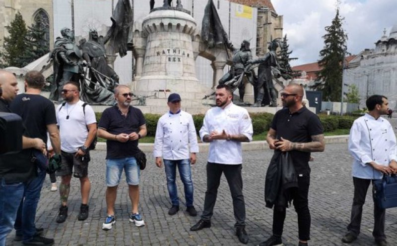 Protest al bucătarilor în Piaţa Unirii din Cluj. Cer deschiderea urgentă a restaurantelor cu bucătării