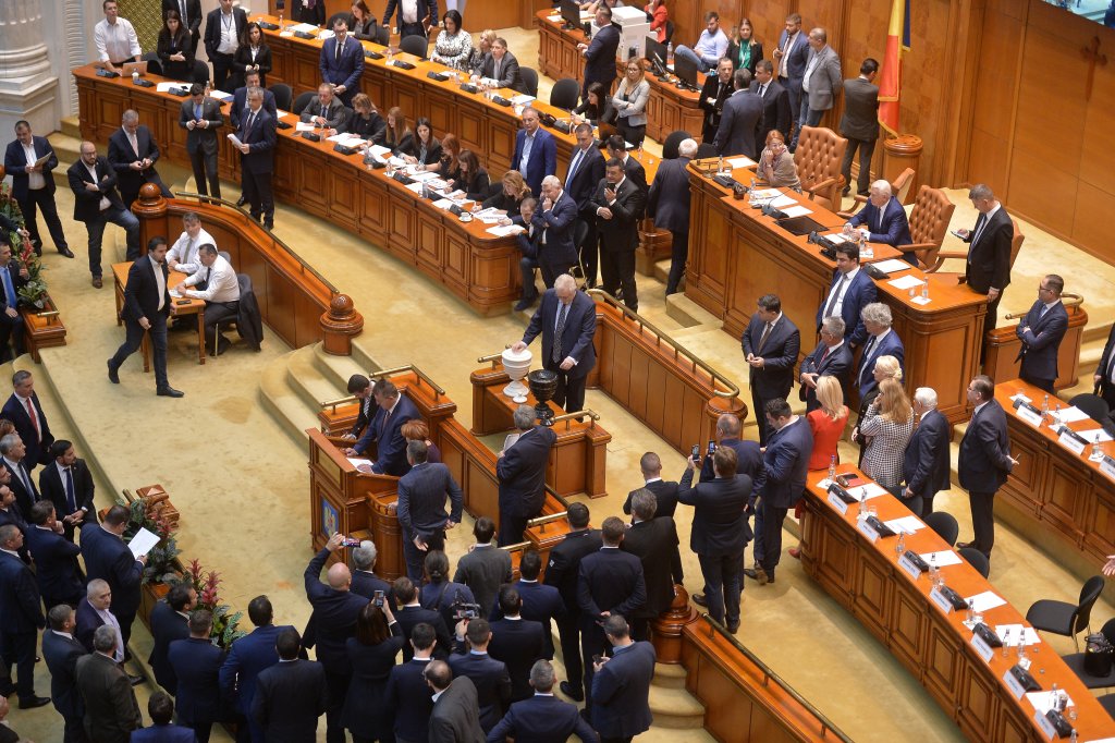 După impozitarea pensiilor speciale, urmează desfiinţarea pensiilor parlamentarilor?