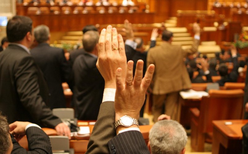 S-a votat: pensiile parlamentarilor vor fi impozitate