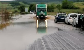 Drumul Cluj - Zalău, blocat de inundații. Unii s-au aventurat prin apă