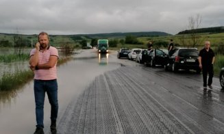 Drumul Cluj - Zalău, blocat de inundații. Unii s-au aventurat prin apă