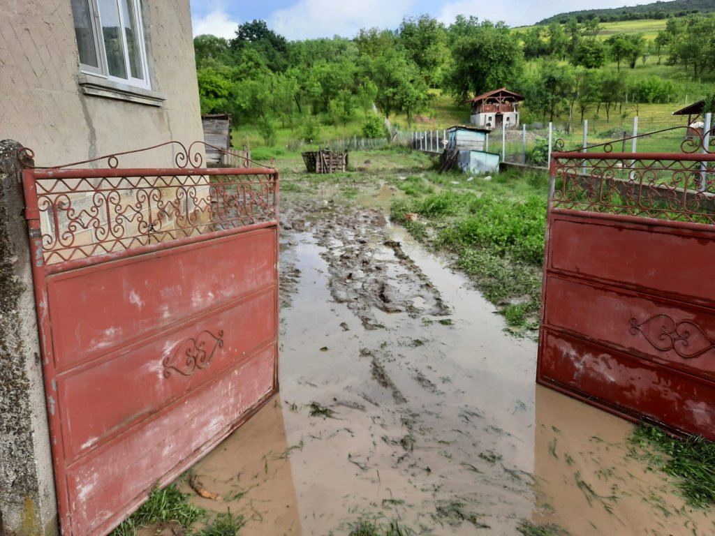 Inundaţii în mai multe localităţi din Cluj. Ploile au făcut ravagii