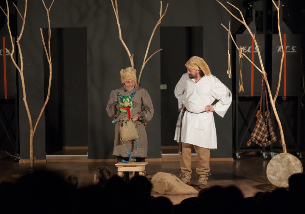 Teatru de păpuși în curtea Muzeului de Artă