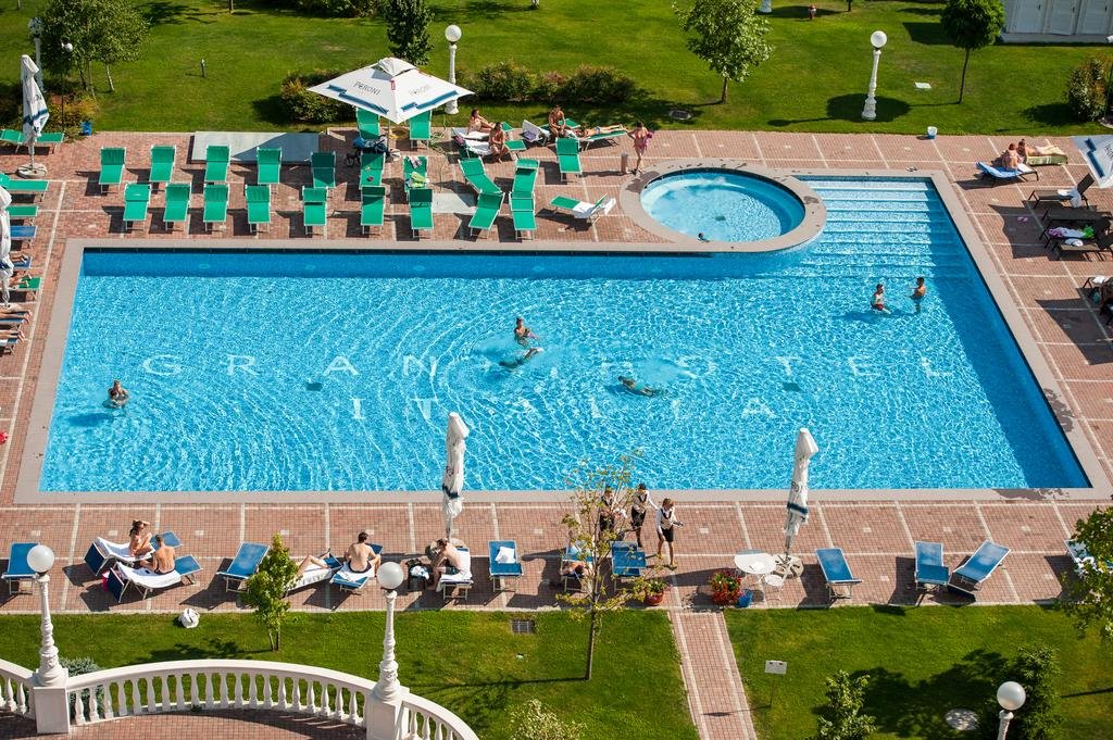 Hotelul Grand Italia sfidează ploile. Și-a deschis piscina exterioară