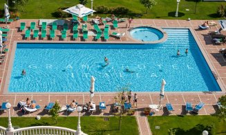 Hotelul Grand Italia sfidează ploile. Și-a deschis piscina exterioară