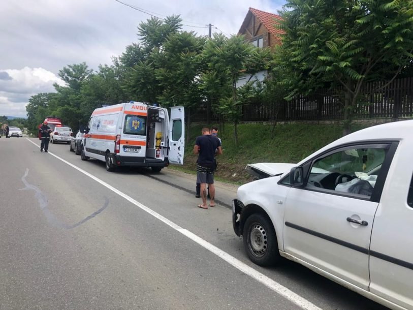 Accident în comuna Mica, două persoane rănite