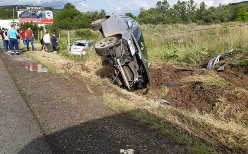 Accident în Baciu, două mașini au ieșit în decor, o tânără a fost rănită