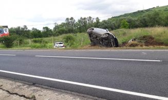Accident în Baciu, două mașini au ieșit în decor, o tânără a fost rănită