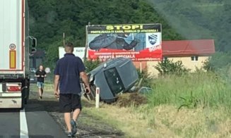 Accident în Baciu, două mașini au ieșit în decor, o tânără a fost rănită