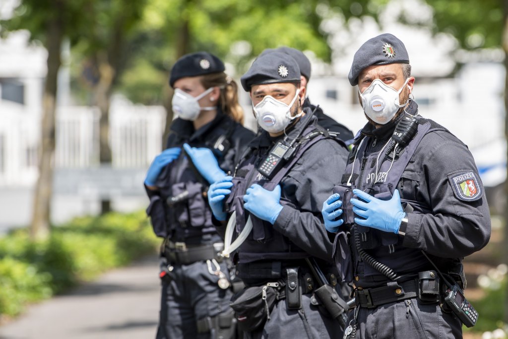 200 de rezidenţi români carantinaţi în Germania, potoliţi cu poliţia după ce au devenit agresivi