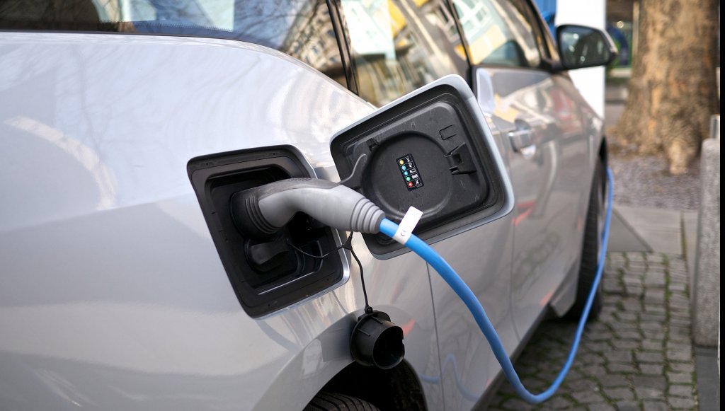 Statul îți dă 10.000 euro ca să-ţi iei maşina electrică. Aproape jumătate din vouchere sunt deja rezervate